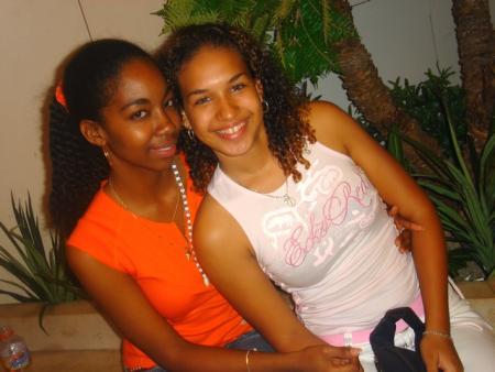 Tite day à la Galleria--> La Family Sistazzz